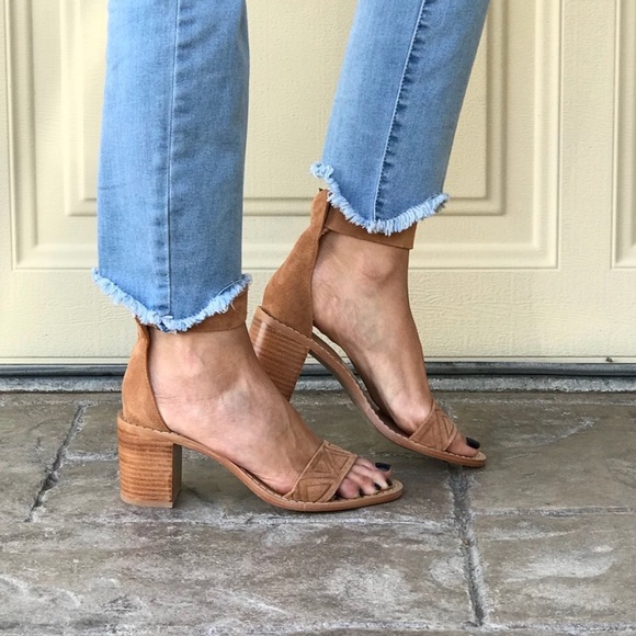 NIB Butter Soft Leather Textured Block Heel Sandal - Picture 5 of 6